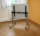 tisch_klapptisch_80_x_70_cm_grau_auf_rollen_hochgeklappt_5.jpg