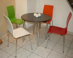 vierfuss_stuehl_rot_gruen_weiss_orange_tisch_edelstahl_chrom_gestell_2.jpg