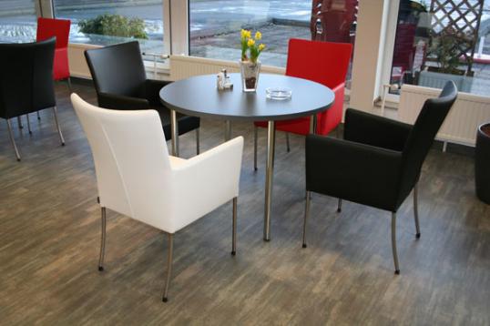 kantine_bistro_loungeeinrichtung_loungeelemente_lederstuehle_schwarz_weiss_rot_hydrokulturen_4.jpg