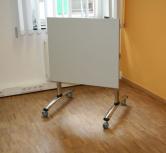 tisch_klapptisch_80_x_70_cm_grau_auf_rollen_hochgeklappt_vorderseite_6.jpg