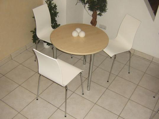 dreier_gruppe_wei�_stuhl_stuehle_vierfu�stuhl_vierfu�stuehle_chrom_gestell_alle_farben_4.jpg