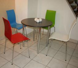 vierfuss_stuehl_rot_blau_weiss_gruen_tisch_edelstahl_chrom_gestell_2.jpg