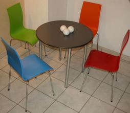 vierfuss_stuehl_rot_blau_gruen_orange_tisch_edelstahl_chrom_gestell_1.jpg