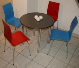 vierfuss_stuehl_rot_blau_tisch_edelstahl_chrom_gestell_1.jpg