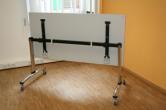 tisch_klapptisch_140_x_70_cm_grau_auf_rollen_hochgeklappt_8.jpg