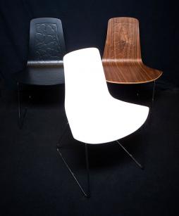 besucherstuehle_ausgefallenes_design_echtholz_furniere_lackiert_schwarz_weiss_zebrano_walnuss_1.jpg