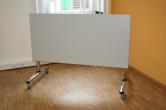 tisch_klapptisch_140_x_70_cm_grau_auf_rollen_hochgeklappt_vorderseite_9.jpg