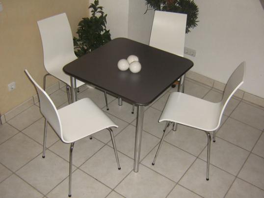 vierer_gruppe_wei�_stuhl_stuehle_vierfu�stuhl_vierfu�stuehle_chrom_gestell_alle_farben_2.jpg