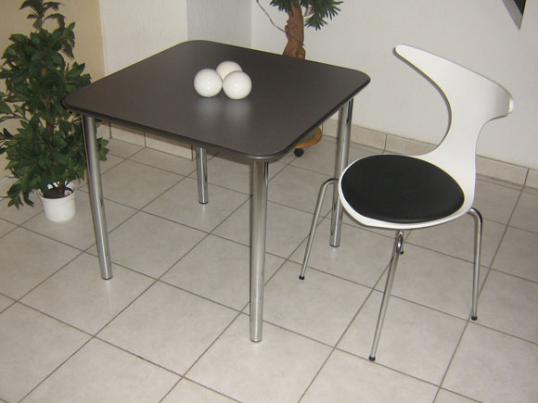 stuhl_stuehle_vierfu�stuhl_vierfu�stuehle_chrom_gestell_alle_farben_wei�_mit_schwarzem_sitzpolster_1.jpg
