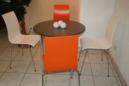 vierfuss_stuehl_weiss_orange_tisch_edelstahl_chrom_gestell_3.jpg