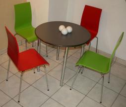 vierfuss_stuehl_rot_gruen_tisch_edelstahl_chrom_gestell_2.jpg