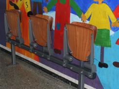 Kantineneinrichtung_Sitze_klappbar_an_der_Wand_befestigt_Krankenhaus_b1_a1_schwer_entflammbar_(36).jpg