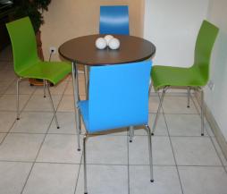 vierfuss_stuehl_blau_gruen_tisch_edelstahl_chrom_gestell_2.jpg