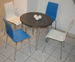 vierfuss_stuehl_weiss_blau_tisch_edelstahl_chrom_gestell_1.jpg
