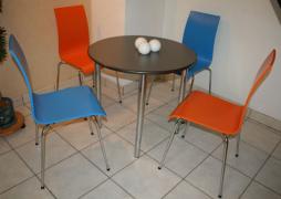 vierfuss_stuehl_blau_orange_tisch_edelstahl_chrom_gestell_2.jpg