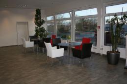 kantine_bistro_loungeeinrichtung_loungeelemente_lederstuehle_schwarz_weiss_rot_hydrokulturen_1.jpg