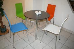 vierfuss_stuehl_orange_blau_weiss_gruen_tisch_edelstahl_chrom_gestell_2.jpg