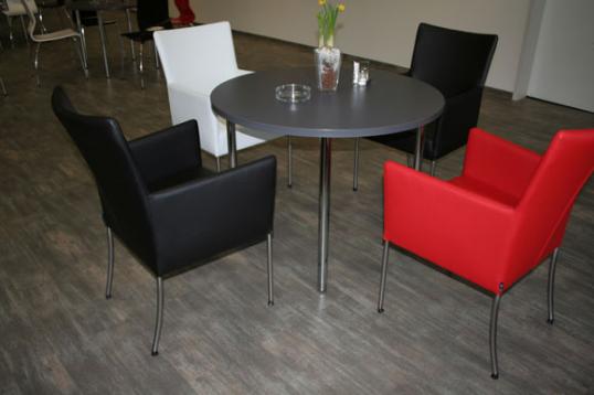 kantine_bistro_loungeeinrichtung_loungeelemente_lederstuehle_schwarz_weiss_rot_hydrokulturen_7.jpg